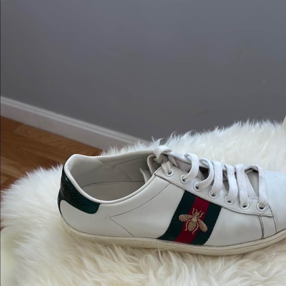 Gucci Women's White and Red Sneakers - Picture 3 of 8
